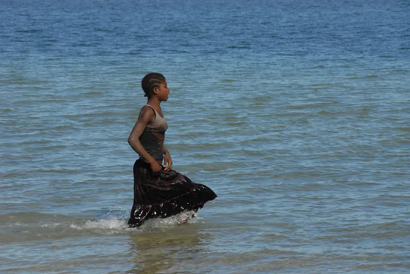jeune fille en robe dans la mer