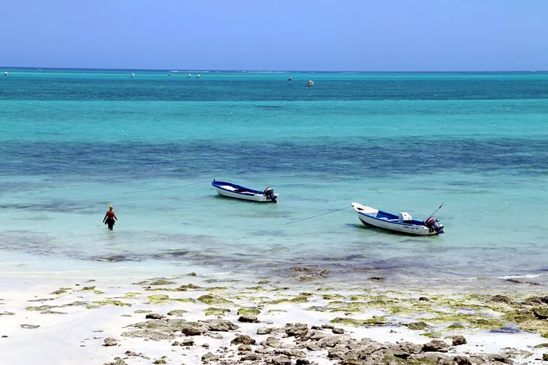  Two boats, a diver walking, Salary lagoon