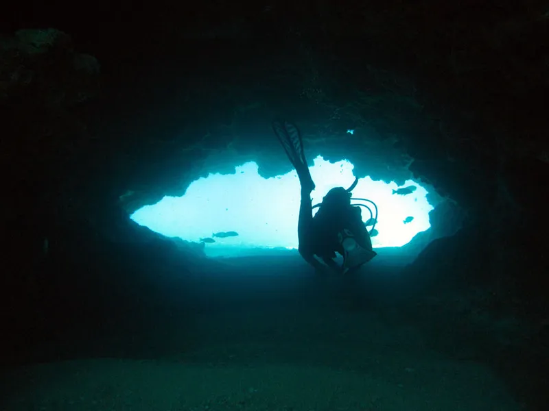 Plongeur dans une grotte de Cathédrale