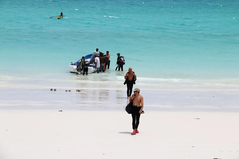 Plongeurs débarquant sur la plage d'Ambatomilo