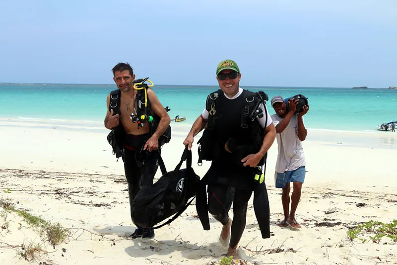  Divers on Ambatomilo beach