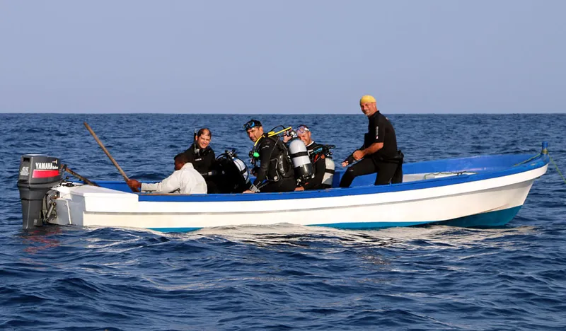 Les plongeurs et le bateau du safari plongée