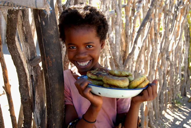 Visage souriant et assiette de crêpes de riz