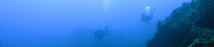 Two divers at Avaratse dive site