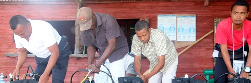 The madagascar national parks students learn to put all the diving gear together