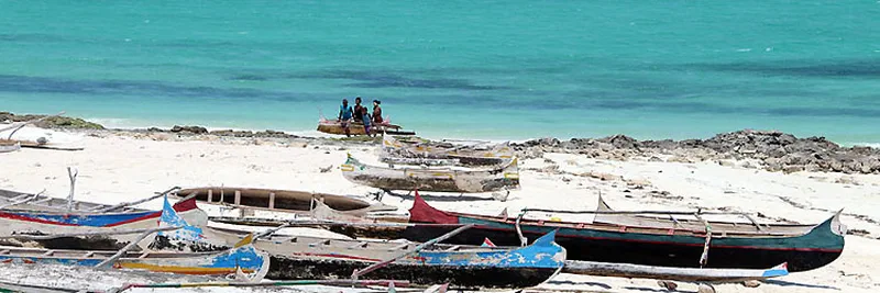 Pirogues sur la plage