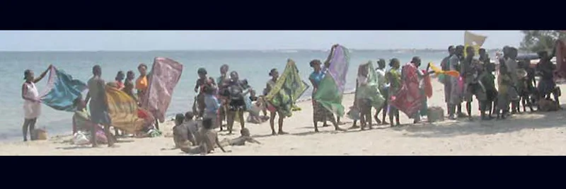 Vendeuses de paréos sur la plage de Mangily