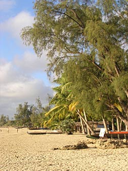 la plage de Mangily, vers le nord, vue du club de plongée